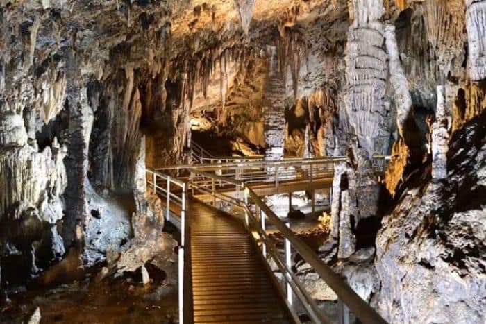Grotte de Lung Khuy (Lùng Khúy). Découverte seulement en 2015, c'est la plus belle grotte du Géoparc UNESCO de Dong Van. Grotte de Lung Khuy (Lùng Khúy). Découverte seulement en 2015, c'est la plus belle grotte du Géoparc UNESCO de Dong Van.